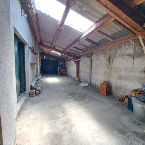 A VENDRE PARKING-BOX LAVELANET 191 M² SUR TERRAIN CONSTRUCTIBLE 923 M²