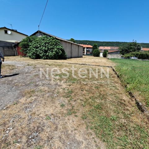 A VENDRE PARKING-BOX LAVELANET 191 M² SUR TERRAIN CONSTRUCTIBLE 923 M²