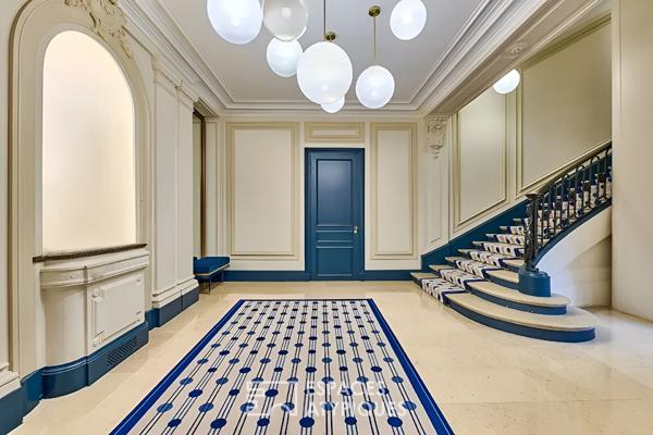 Dernier étage d’exception entièrement meublé et rénové proche Parc Monceau