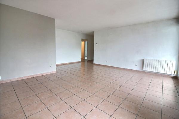 Appartement 3 pièces lumineux et traversant avec balcon cave et garage