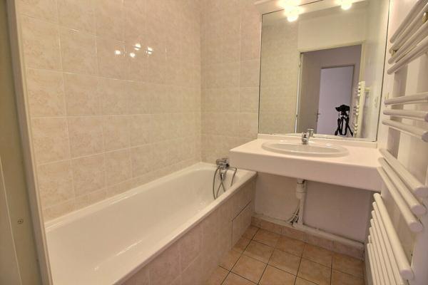 Appartement 3 pièces lumineux et traversant avec balcon cave et garage