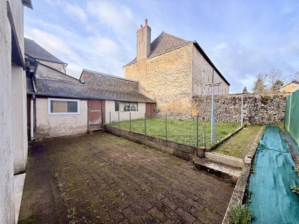 Saint-Loup-du-Dorat (53290) MAISON DE BOURG - GARAGE ET DÉPENDANCE