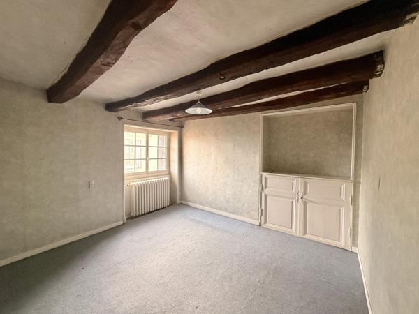 Saint-Loup-du-Dorat (53290) MAISON DE BOURG - GARAGE ET DÉPENDANCE