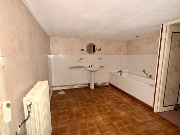 Saint-Loup-du-Dorat (53290) MAISON DE BOURG - GARAGE ET DÉPENDANCE