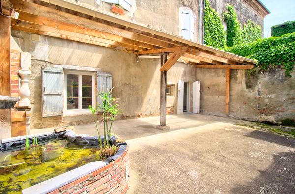 Layrac - Maison de ville de 160m2, 4 chambres, terrasse, combles aménageables et place de parking.