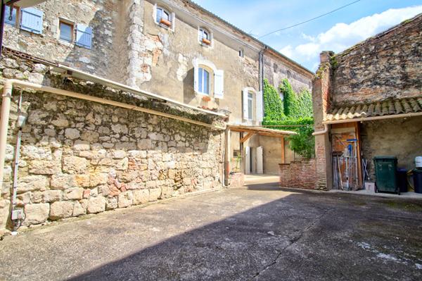 Layrac - Maison de ville de 160m2, 4 chambres, terrasse, combles aménageables et place de parking.