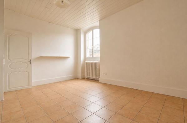 Layrac - Maison de ville de 160m2, 4 chambres, terrasse, combles aménageables et place de parking.