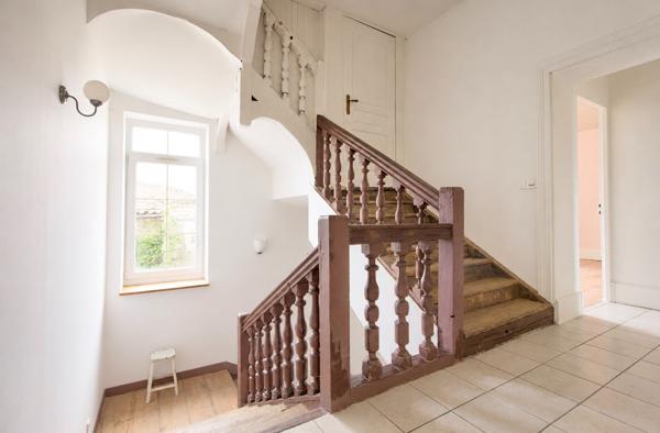 Layrac - Maison de ville de 160m2, 4 chambres, terrasse, combles aménageables et place de parking.