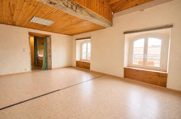 Layrac - Maison de ville de 160m2, 4 chambres, terrasse, combles aménageables et place de parking.