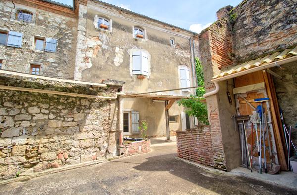 Layrac - Maison de ville de 160m2, 4 chambres, terrasse, combles aménageables et place de parking.