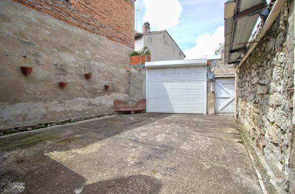 Layrac - Maison de ville de 160m2, 4 chambres, terrasse, combles aménageables et place de parking.