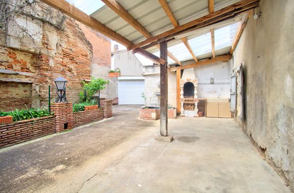 Layrac - Maison de ville de 160m2, 4 chambres, terrasse, combles aménageables et place de parking.