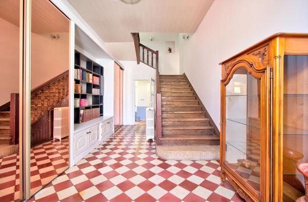 Layrac - Maison de ville de 160m2, 4 chambres, terrasse, combles aménageables et place de parking.