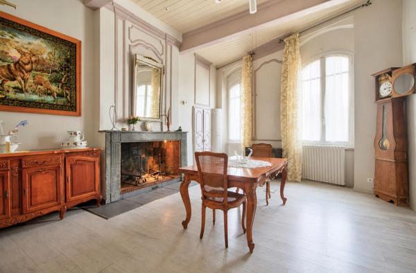 Layrac - Maison de ville de 160m2, 4 chambres, terrasse, combles aménageables et place de parking.