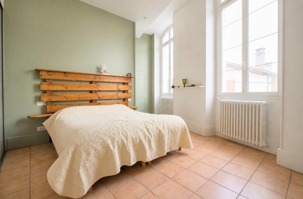 Layrac - Maison de ville de 160m2, 4 chambres, terrasse, combles aménageables et place de parking.