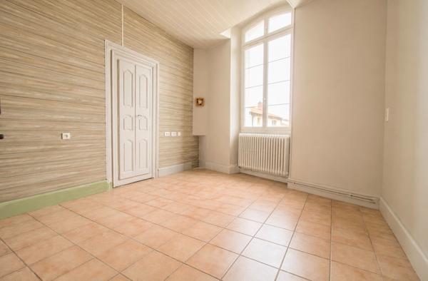 Layrac - Maison de ville de 160m2, 4 chambres, terrasse, combles aménageables et place de parking.