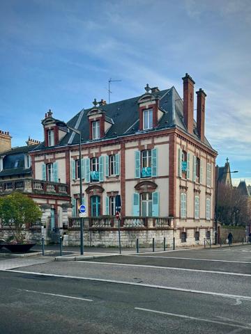 Immeuble d'exception au coeur historique de Chartres 454 m² à fort potentiel