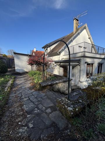 Maison 6 pièces AURILLAC (15) avec grand jardin et terrasse