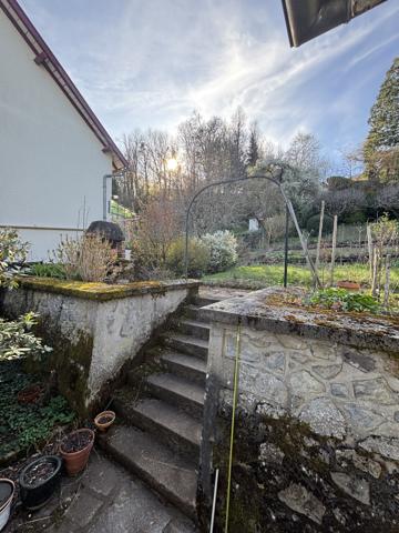 Maison 6 pièces AURILLAC (15) avec grand jardin et terrasse