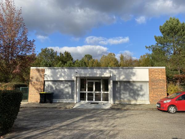 Bureaux à louer à Saint Jean d'Illac avec stationnement libre