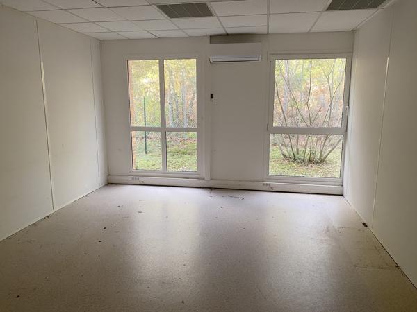 Bureaux à louer à Saint Jean d'Illac avec stationnement libre