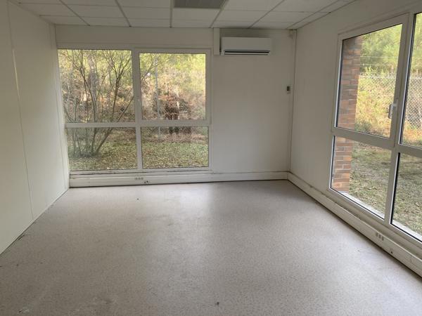 Bureaux à louer à Saint Jean d'Illac avec stationnement libre