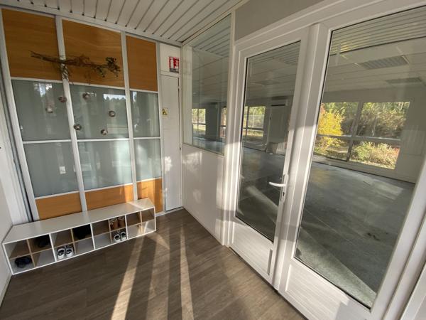 Bureaux à louer à Saint Jean d'Illac avec stationnement libre
