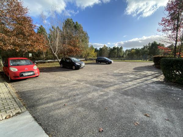 Bureaux à louer à Saint Jean d'Illac avec stationnement libre