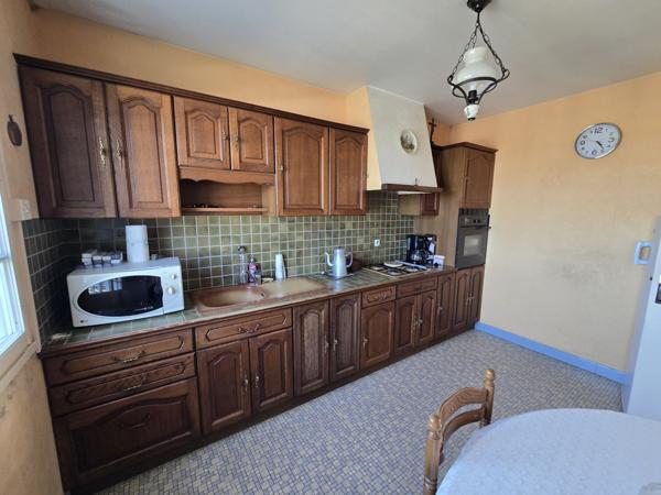 Maison sur sous-sol avec jardin – Gastines