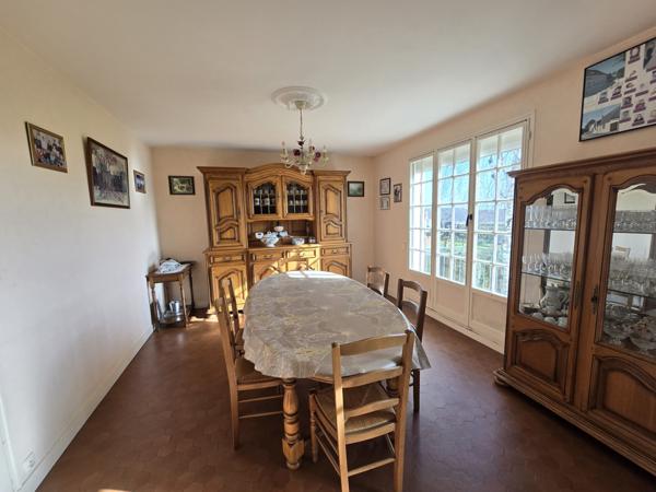 Maison sur sous-sol avec jardin – Gastines