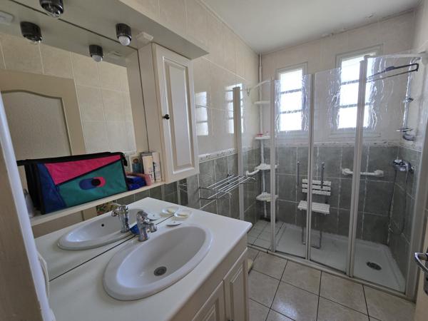 Maison sur sous-sol avec jardin – Gastines