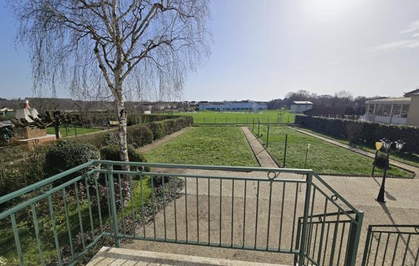 Maison sur sous-sol avec jardin – Gastines