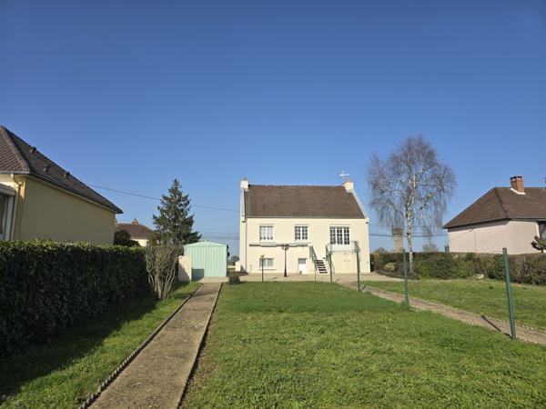 Maison sur sous-sol avec jardin – Gastines