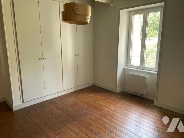 Une maison
d'habitation comprenant :

- Au
rez-de-chaussée : une entrée, un salon, un séjour, u...