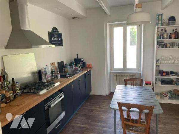 Une maison
d'habitation comprenant :

- Au
rez-de-chaussée : une entrée, un salon, un séjour, u...