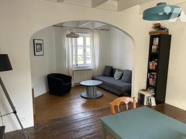 Une maison
d'habitation comprenant :

- Au
rez-de-chaussée : une entrée, un salon, un séjour, u...