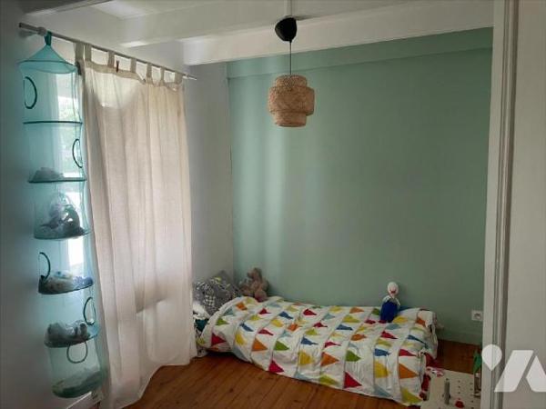 Une maison
d'habitation comprenant :

- Au
rez-de-chaussée : une entrée, un salon, un séjour, u...