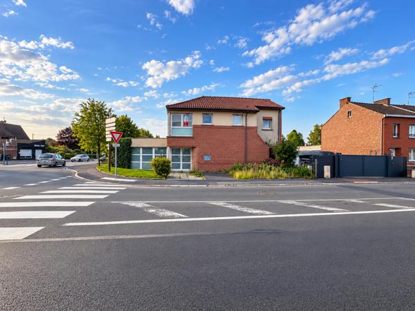 LOCAL COMMERCIAL – EMPLACEMENT PREMIUM – PARKING PRIVÉ