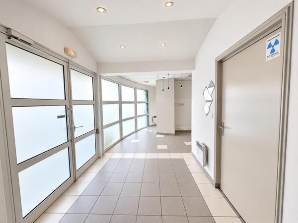 LOCAL COMMERCIAL – EMPLACEMENT PREMIUM – PARKING PRIVÉ