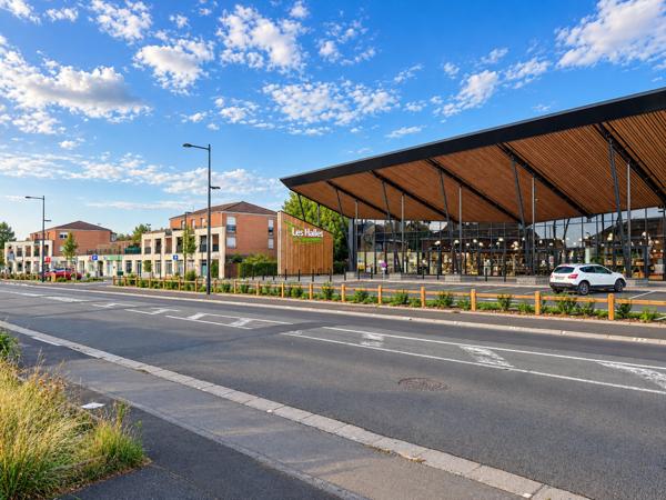 LOCAL COMMERCIAL – EMPLACEMENT PREMIUM – PARKING PRIVÉ