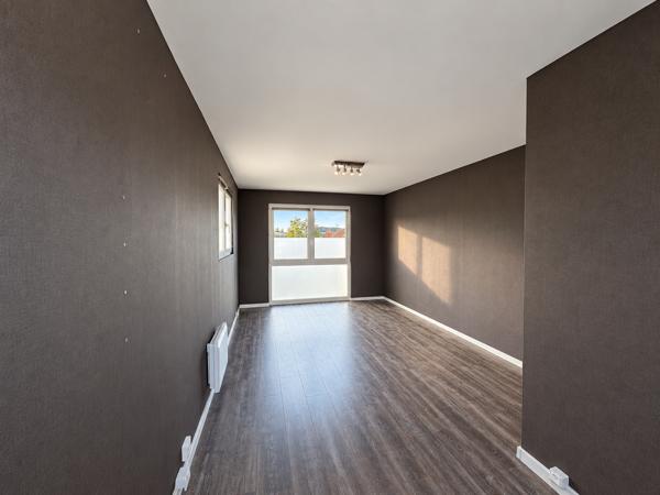 LOCAL COMMERCIAL – EMPLACEMENT PREMIUM – PARKING PRIVÉ