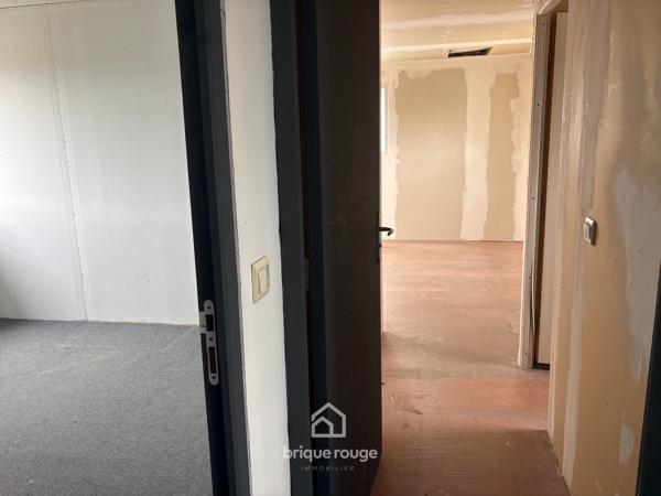 LOCAL COMMERCIAL – EMPLACEMENT PREMIUM – PARKING PRIVÉ