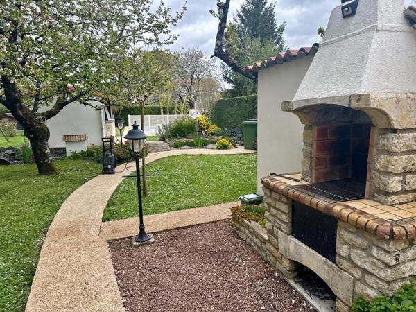 Maison familiale, jardin, piscine et double garage