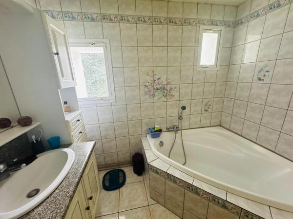 Maison familiale, jardin, piscine et double garage