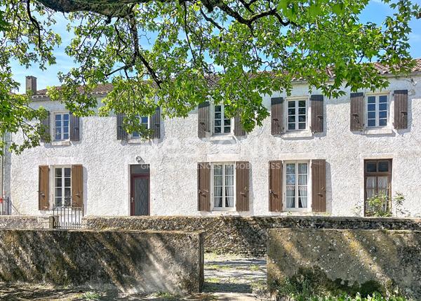Maison en pierre centre bourg de Vix 6 pièces avec jardin