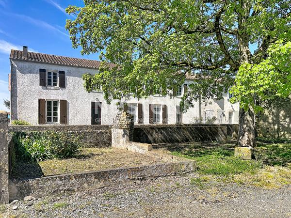 Maison en pierre centre bourg de Vix 6 pièces avec jardin