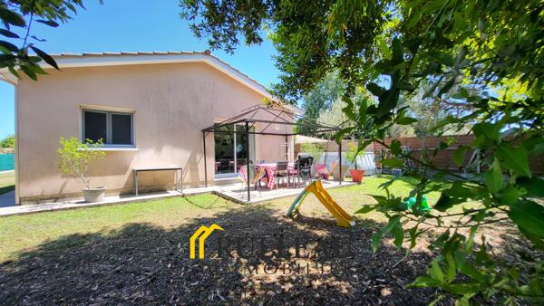 Maison de plain-pied 3 chambres en 3e ligne sur terrain de 880 m² à Ambarès-et-Lagrave L’agence Rulleau vous propose à la vente cette maison entièrement de plain-pied, construite en 2007 et située en troisième ligne à Ambarès-et-Lagrave (33440), à proximité des commodités, le tout sur un grand terrain de 880 m². Détails des diagnostics énergétiques