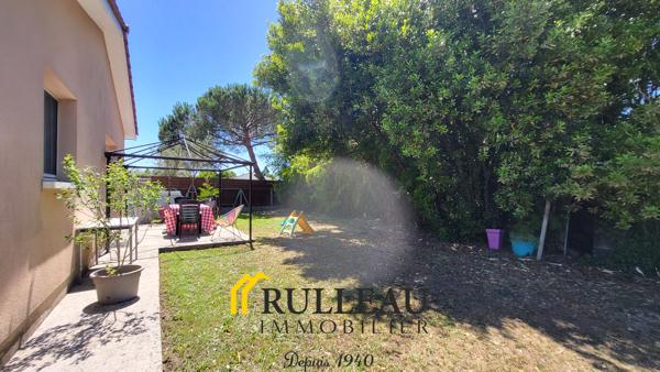 Maison de plain-pied 3 chambres en 3e ligne sur terrain de 880 m² à Ambarès-et-Lagrave L’agence Rulleau vous propose à la vente cette maison entièrement de plain-pied, construite en 2007 et située en troisième ligne à Ambarès-et-Lagrave (33440), à proximité des commodités, le tout sur un grand terrain de 880 m². Détails des diagnostics énergétiques