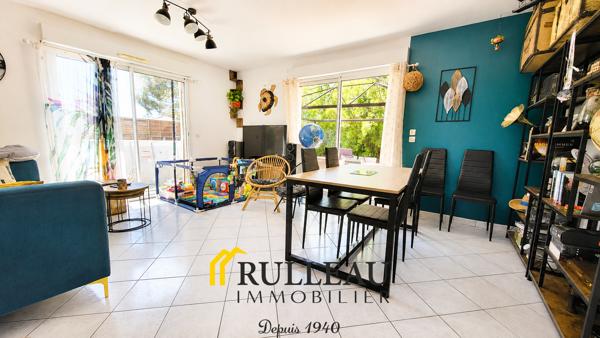 Maison de plain-pied 3 chambres en 3e ligne sur terrain de 880 m² à Ambarès-et-Lagrave L’agence Rulleau vous propose à la vente cette maison entièrement de plain-pied, construite en 2007 et située en troisième ligne à Ambarès-et-Lagrave (33440), à proximité des commodités, le tout sur un grand terrain de 880 m². Détails des diagnostics énergétiques