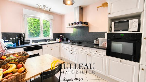 Maison de plain-pied 3 chambres en 3e ligne sur terrain de 880 m² à Ambarès-et-Lagrave L’agence Rulleau vous propose à la vente cette maison entièrement de plain-pied, construite en 2007 et située en troisième ligne à Ambarès-et-Lagrave (33440), à proximité des commodités, le tout sur un grand terrain de 880 m². Détails des diagnostics énergétiques
